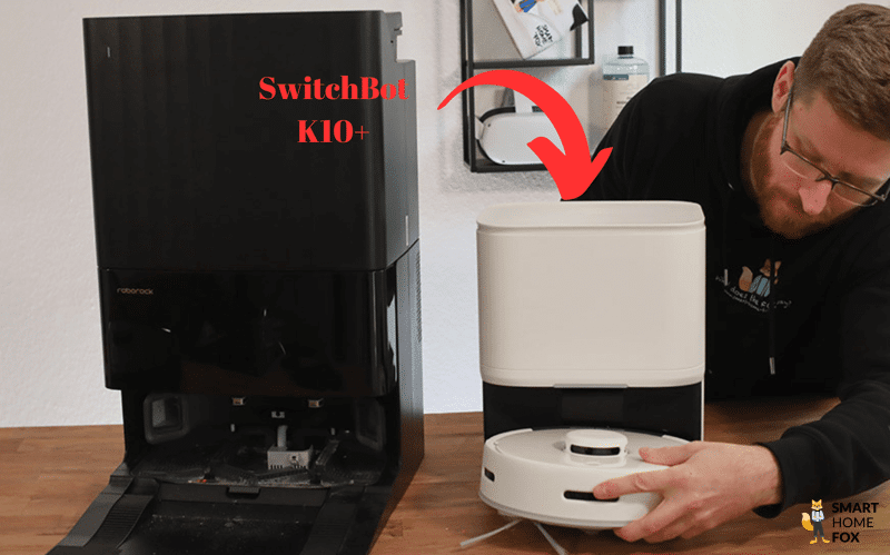 Der kleine SwitchBot K10+ wird in den Händen gehalten.